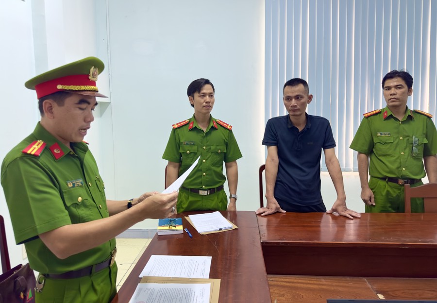 Cơ quan CSĐT Công an tỉnh Bạc Liêu tống đạt quết định khởi tố bị can, bắt tạm giam Lê Trọng Bằng (ảnh CTV).