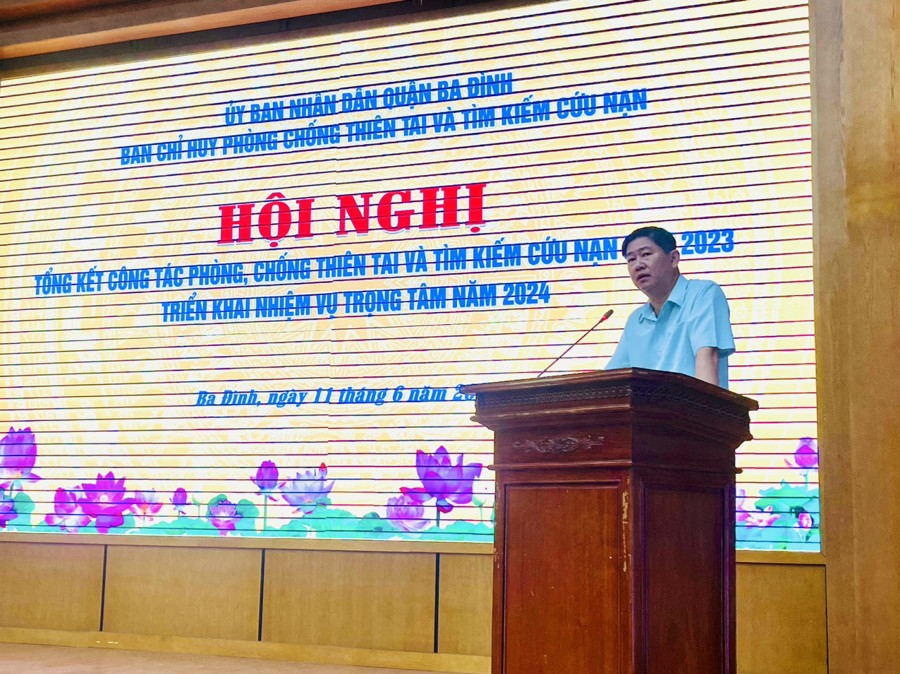 Phó Chủ tịch UBND quận Ba Đình Nguyễn Trung Dũng phát biểu tại hội nghị. 