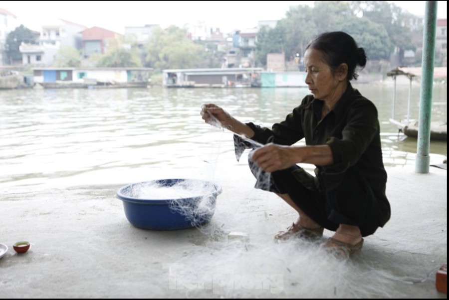 Nhiều năm qua, người dân làng chài Nguyệt Đức mong muốn được lên bờ. Ảnh: Nguyễn Thắng