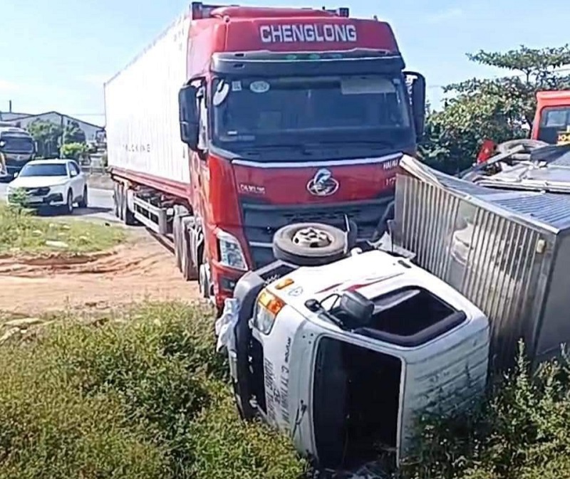 Hiện trường vụ tai nạn liên hoàn khiến 3 ô tô bị hư hỏng, 1 người bị thương