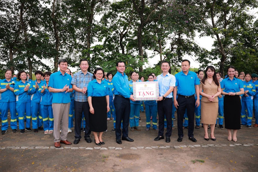Chủ tịch Tổng LĐLĐ Việt Nam Nguyễn Đình Khang trao quà tới công nhân môi trường tại Hà Nội