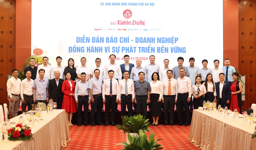 Phó Chủ tịch UBND TP Hà Nội Hà Minh Hải (thứ 9, hàng đầu bên phải qua) với các chuyên gia, doanh nhân tại Diễn đàn “Báo chí - Doanh nghiệp đồng hành vì sự phát triển bền vững” ngày 31/5/2024. Ảnh: Thanh Hải