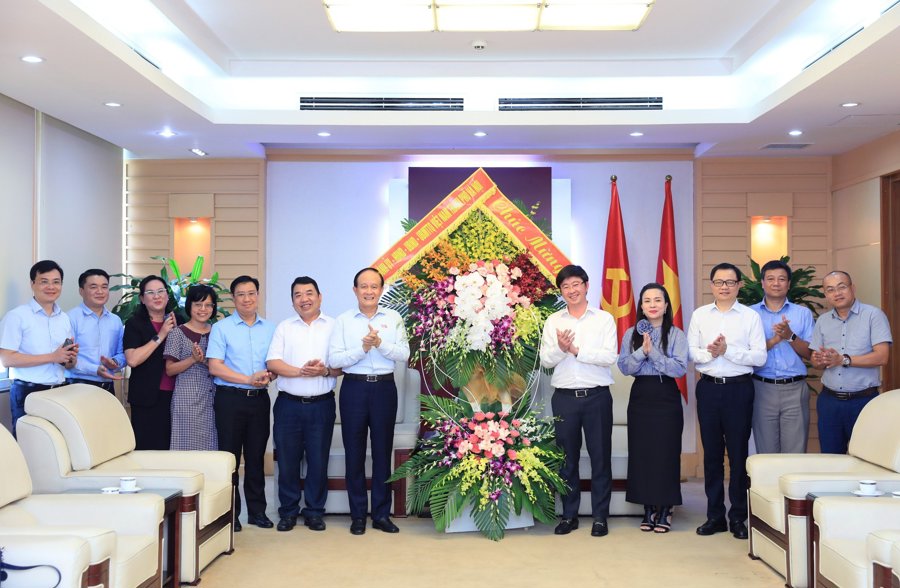 Chủ tịch HĐND TP Hà Nội chúc mừng tập thể lãnh đạo, cán bộ, công chức, viên chức, người lao động Bộ TT&TT