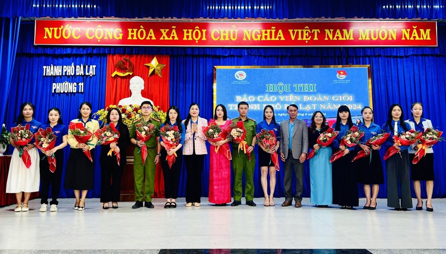 các thí sinh tích cực tham gia hội thi