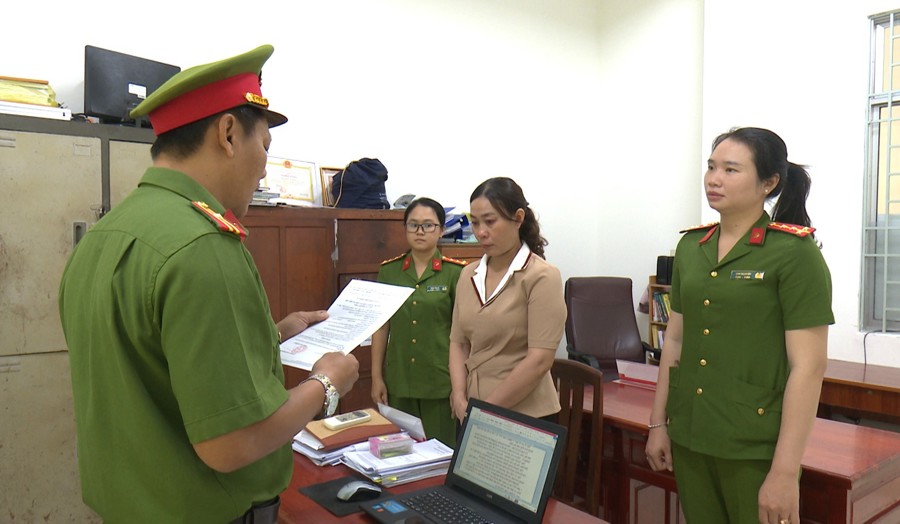 Cơ quan CSĐT Công an tỉnh Bạc Liêu đang thực hiện lệnh bắt đối với Quách Ngọc Bích (công an cung cấp)