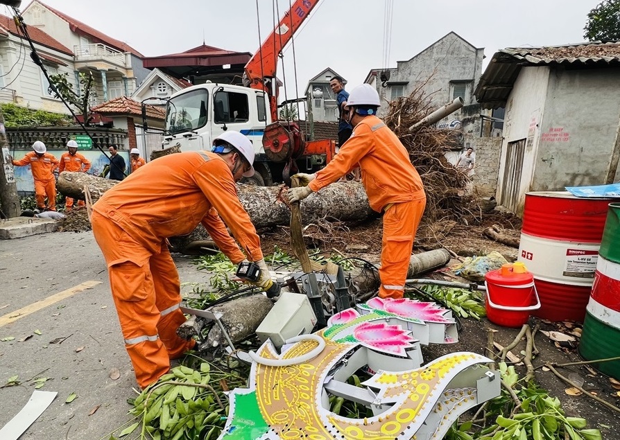 Điện lực Vĩnh Phúc triển khai khắc phục hậu quả do trận dông lốc xảy ra vào đêm 20/4/2024  trên địa bàn. Ảnh: Điện lực Vĩnh Phúc 