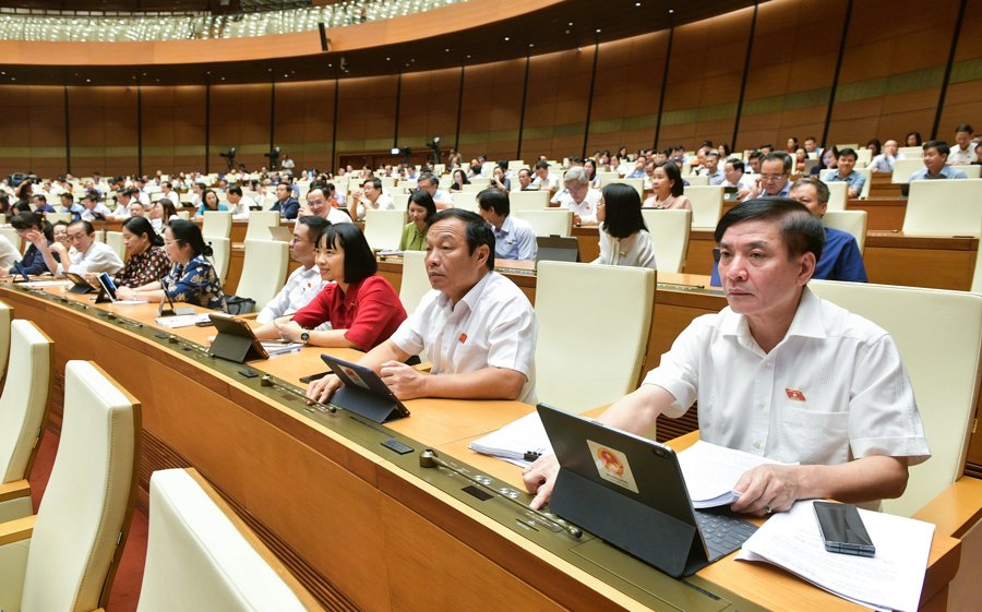 Các đại biểu bấm nút biểu quyết thông qua Luật Đường bộ - Ảnh: Quochoi.vn