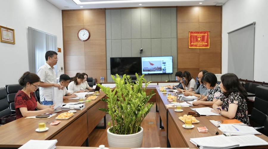 Đoàn kiểm tra hoạt động kiểm soát TTHC tại Sở Ngoại vụ Hà Nội. Ảnh: Hồng Thái