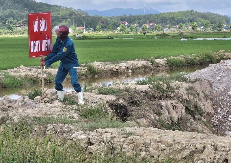 Biển cảnh báo hố sâu nguy hiểm được lắp đặt tại dự án thành phần Bãi Vọt- Hàm Nghi đoạn qua xã Xuân Lộc, huyện Can Lộc