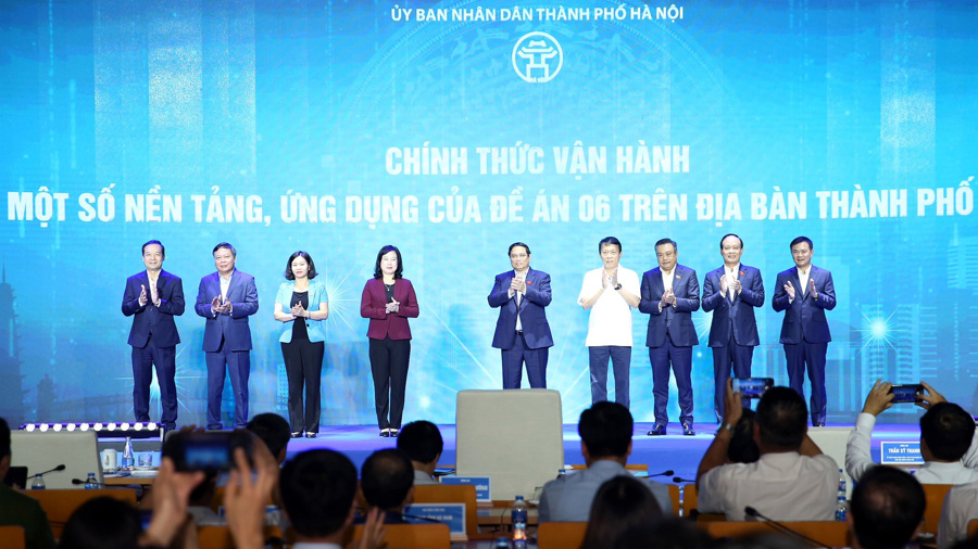 Thủ tướng Phạm Minh Chính cùng các đồng chí lãnh đạo bộ, ngành, TP Hà Nội thực hiện nghi thức kích hoạt vận hành một số nền tảng, ứng dụng của Đề án 06 trên địa bàn TP Hà Nội.
