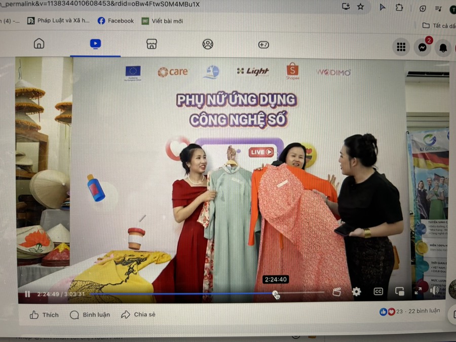 Chị em phụ nữ được tập huấn live stream giới thiệu sản phẩm trên trang của Trung tâm Giáo dục nghề nghiệp và Hỗ trợ phát triển phụ nữ Hà Nội