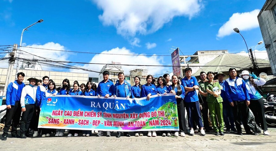 Các đoàn viên thanh niên trong lễ ra quân ngày cao điểm Chiến sĩ tình nguyện