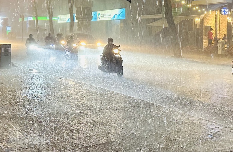 Hà Nội và nhiều khu vực ở Bắc Bộ đón mưa lớn cục bộ từ ngày 2/7. Ảnh: Internet