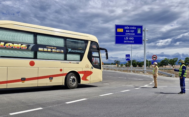 Lực lượng CSGT Công an Hà Tĩnh tập trung điều tiết giao thông, hướng dẫn, phân luồng cho xe ra vào đường cao tốc tại nút giao quốc lộ 8A 