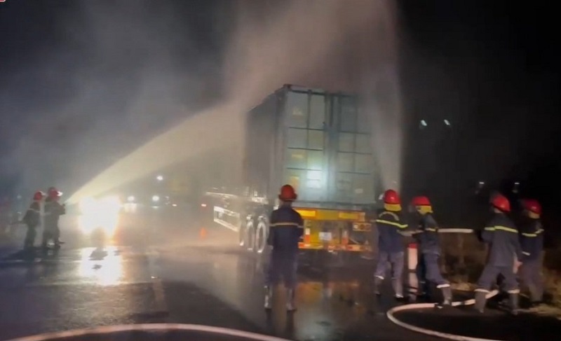 Hiện trường vụ cháy xe container tại tuyến tránh thị trấn Thạch Hà, huyện Thạch Hà, tỉnh Hà Tĩnh