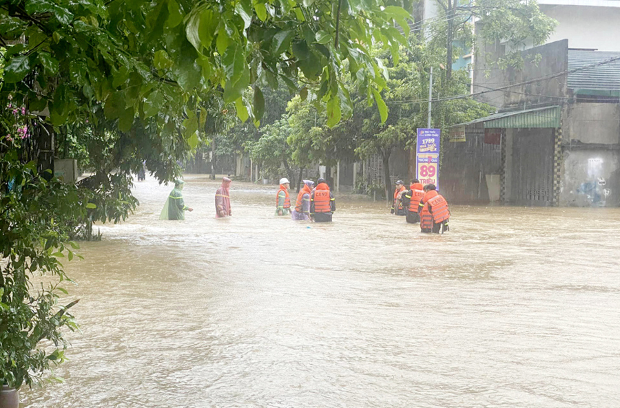 Khu vực đường Lý Tự Trọng, phường Trần Phú (thành phố Hà Giang) bị ngập sâu trong nước, lực lượng chức năng kịp thời có mặt hỗ trợ người dân di chuyển đồ đạc trong ngày 3/7. Nguồn: Báo Hà Giang