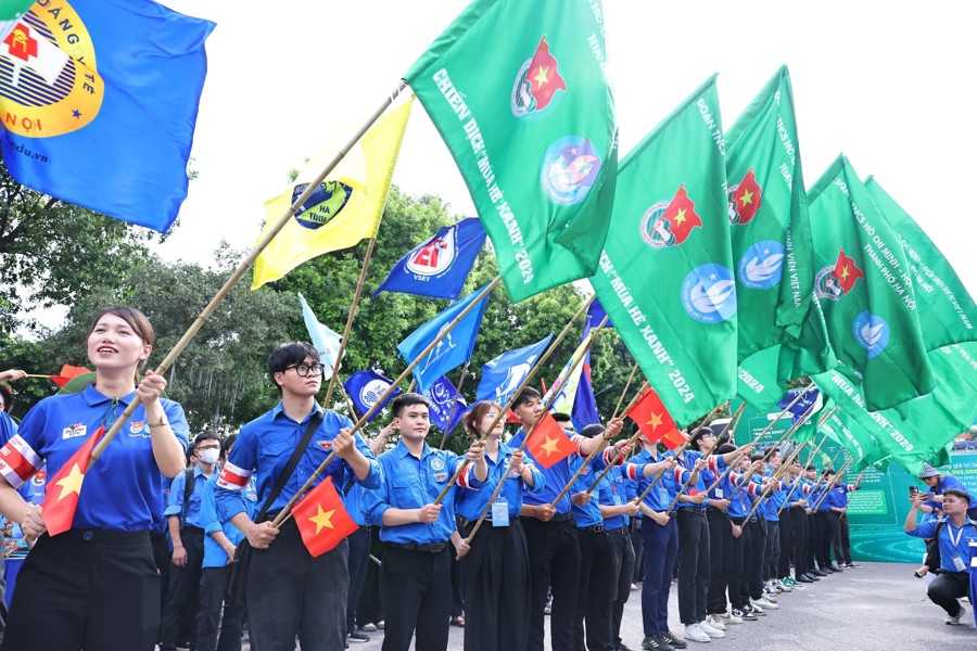 Các đội hình diễu hành, giơ cao ngọn cờ tình nguyện thể hiện ý chí, cống hiến, khát vọng của tuổi trẻ Thủ đô