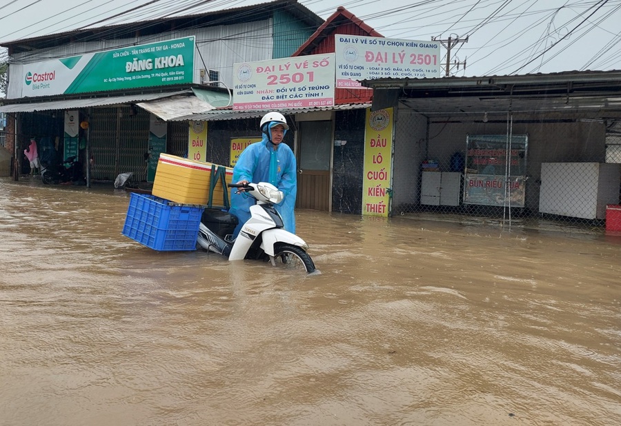 Mưa lớn nước ngập sâu trên đảo Phú Quốc sáng ngày 14/7