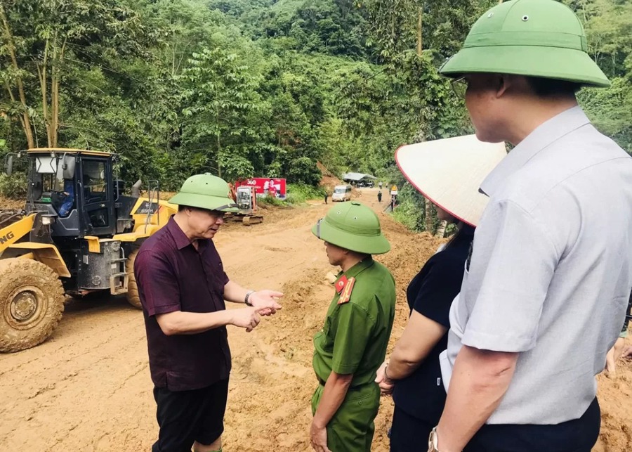 Ông Nguyễn Văn Sơn, Chủ tịch UBND tỉnh Hà Giang chỉ đạo khắc phục hậu quả vụ sạt lở đất tại hiện trường sáng 14/7. Ảnh: Kim Tiến