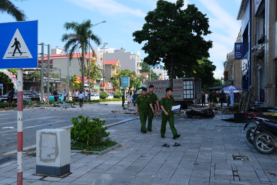 Hiện trường vụ nổ sáng 16/7 tại toà nhà The City Light trên đường Nguyễn Tất Thành, phường Khai Quang, thành phố Vĩnh Yên tỉnh Vĩnh Phúc. Ảnh Sỹ Hào. 