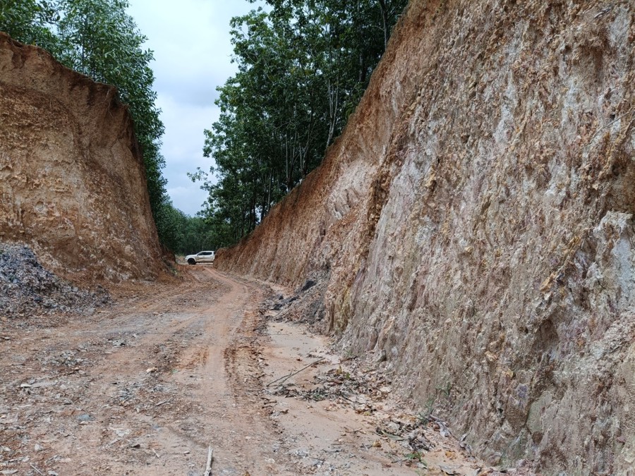 Hiện trạng lối đi vào ngọn đồi tại thị trấn Vĩnh An (huyện Vĩnh Cửu, tỉnh Đồng Nai) đã bị các chủ đất đào múc đất trái phép.