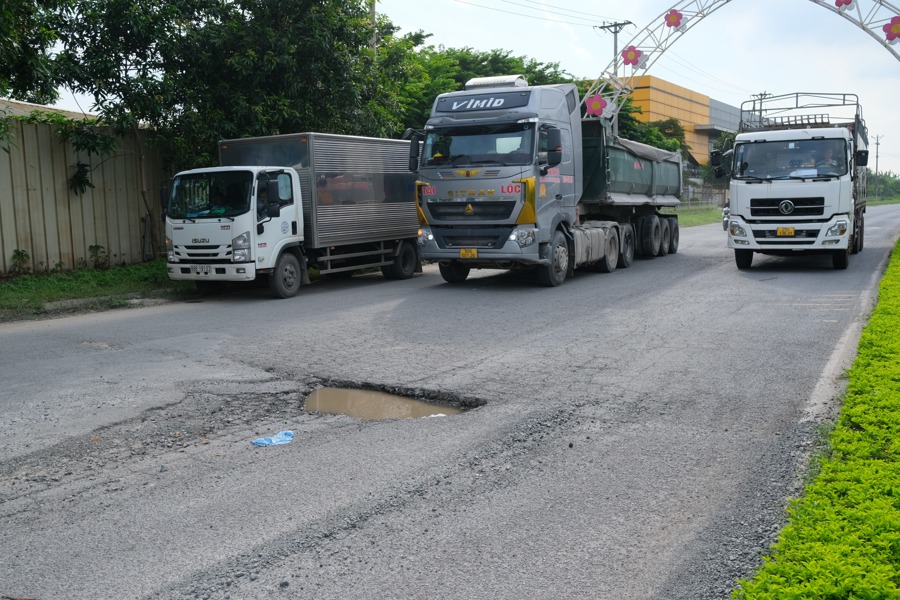 Tuyến đường Nguyễn Tất Thành, thành phố Phúc Yên hư hỏng xuống cấp nghiêm trọng đã nhiều năm nay, nhưng chưa được duy tu, sửa chữa. Ảnh Sỹ Hào. 