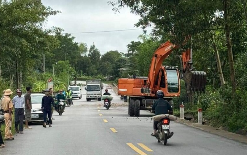 Đường Hồ Chí Minh qua các huyện Hương Sơn, Vũ Quang, Hương Khê tỉnh Hà Tĩnh dài hơn 60km. Tuyến đường này lưu lượng phương tiện qua lại đông, nhiều vị trí cây cối che khuất tầm nhìn, tiềm ẩn nguy cơ xảy ra tai nạn giao thông