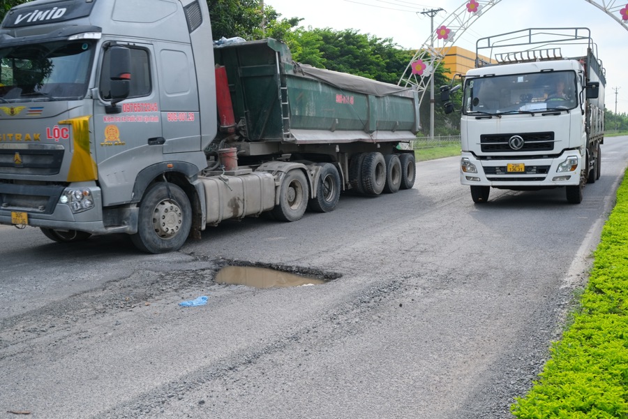 Một ổ gà với diện tích lớn xuất hiện trên đoạn đường đã hư hỏng xuống cấp nghiêm trọng của tuyến đường Nguyễn Tất Thành.  Ảnh Sỹ Hào. 