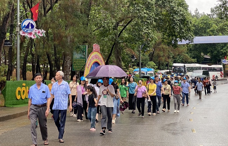 Du khách hành hương về Ngã ba Đồng Lộc tưởng niệm, tri ân các anh hùng liệt sĩ