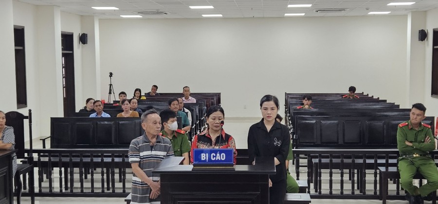 Các bị cáo Lê Văn Ký, Võ Thị Trinh, Lê Thị My Chi tại phiên tòa ngày 25/7. (Hoàng Nam)