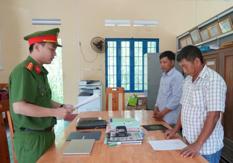 Đối tượng Lê Đức Phong và Mai Quốc Hội bị khởi tố về hành vi “Vi phạm quy định về khai thác tài nguyên”.