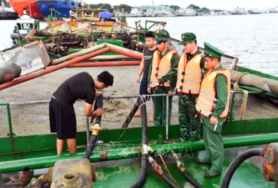 Tổ công tác của Biên đội III/24 (Hải đoàn Biên phòng 18) kiểm tra tàu vận chuyển cát trái phép.