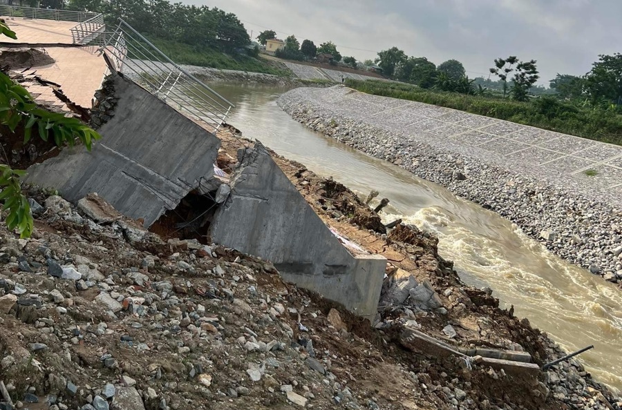 Vào đêm 28/6/2023 công trình kè chống sạt trượt sông Phó Đáy, xã Sơn Đông, Lập Thạch, Vĩnh Phúc vốn đầu tư hơn 17 tỷ đồng sụt lún, hư hỏng nghiêm trọng sau đợt mưa lớn. Ảnh: Lương Giang. 