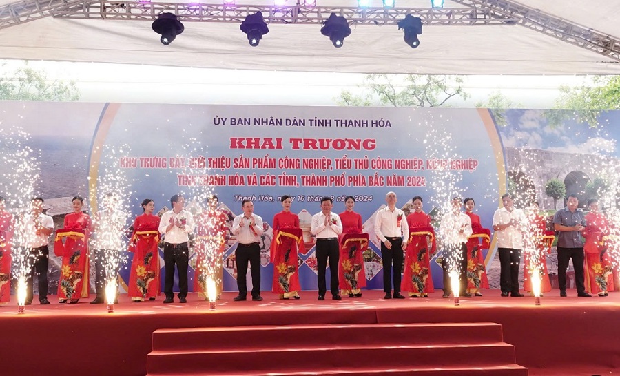 Các đại biểu cắt băng khai trương Khu trưng bày. 