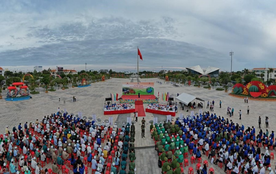 Chào cờ  đầu tháng tại Quảng trường Hùng Vương TP Bạc Liêu luôn có đông đảo đồng bào, cán bộ, chiến sĩ tham dự. Hiện Bạc Liêu đứng 5/63 tỉnh thành về chỉ số PAPI (Hoàng Nam).