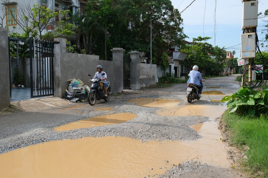 Thực trạng hư hỏng xuống cấp tại đường Quang Trung, TP Phúc Yên. Ảnh: Sỹ Hào. 