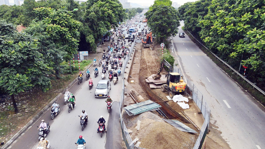 Đào đường gây ùn tắc giao thông trên đại lộ Thăng Long. Ảnh: Phạm Công