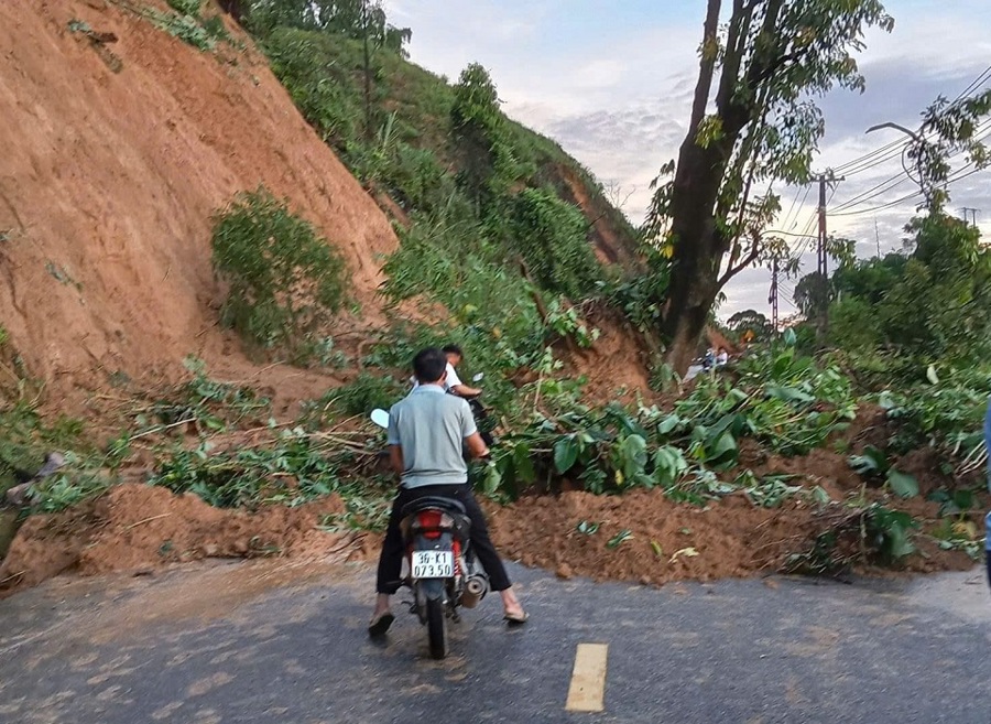 Mưa lớn gây sạt lở nghiêm trọng trên tuyến quốc lộ 15C, đoạn qua xã Trung Lý, huyện Mường Lát, tỉnh Thanh Hóa.