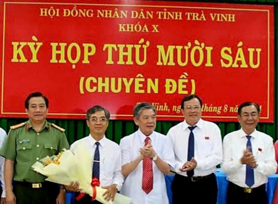 Lãnh đạo tỉnh Trà Vinh chúc mừng ông Châu Văn Hòa (người ôm bó hoa) giữ chức vụ Phó Chủ tịch UBND tỉnh. Ảnh CTV