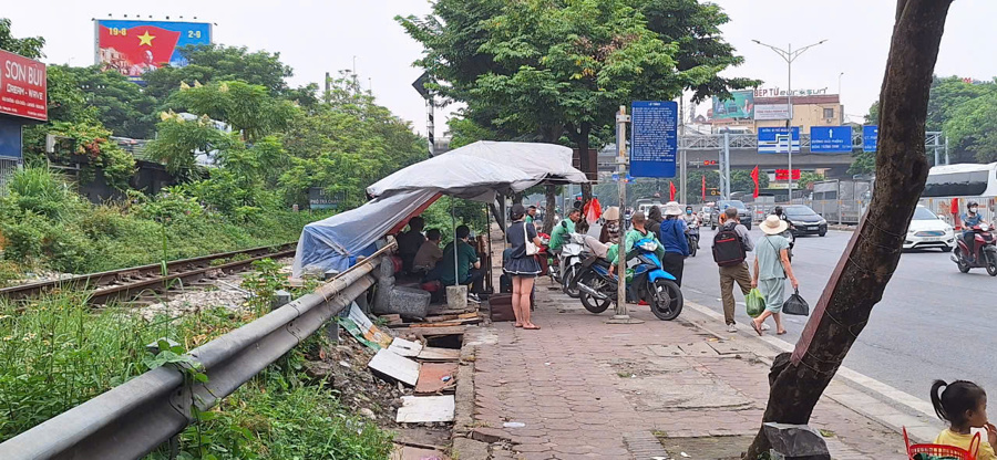 Quán nước đối diện Bến xe Nước ngầm này đang vi phạm nghiêm trọng hành lang an toàn giao thông đường sắt. Ảnh TA.