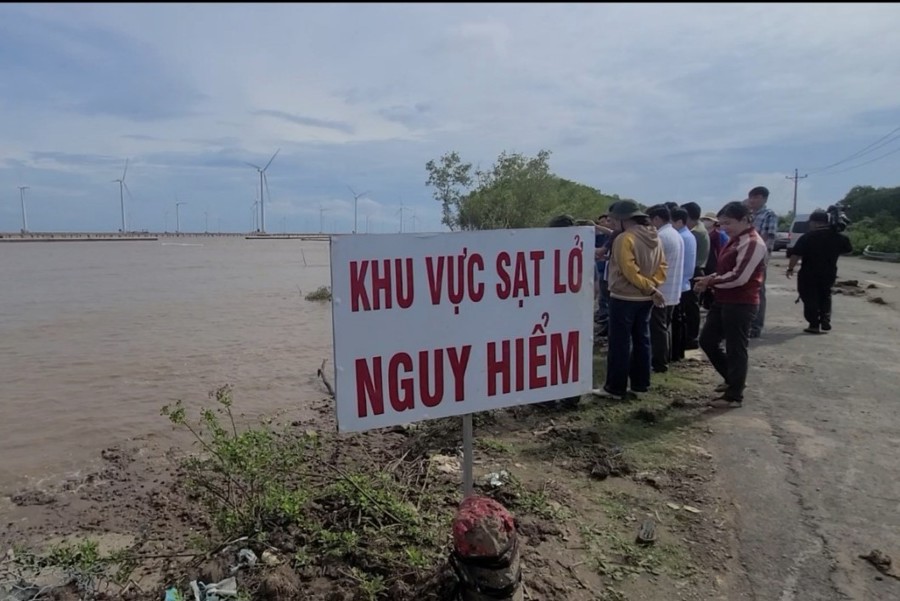 Đoạn đê biển Đông của Bạc Liêu đoạn giáp ranh với tỉnh Sóc Trăng đang đối diện nguy cơ sạt lở nghiêm trọng (Hoàng Nam)