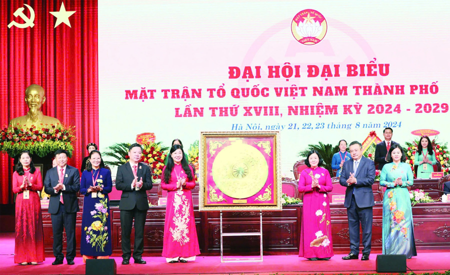 Ủy viên Bộ Chính trị, Bí thư Thành ủy, Trưởng đoàn Đại biểu Quốc hội TP Hà Nội Bùi Thị Minh Hoài và các đồng chí Thường trực Thành ủy tặng hoa và bức tranh Trống đồng chúc mừng Đại hội Mặt trận Tổ quốc Việt Nam TP Hà Nội. Ảnh: Thanh Hải