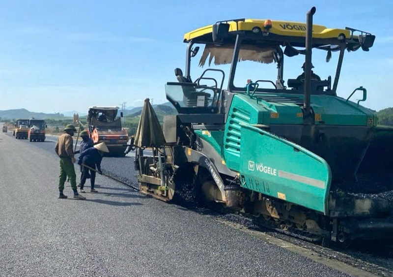 Các nhà thầu thi công xuyên dịp nghỉ lễ 2/9 trên tuyến cao tốc Hàm Nghi- Vũng Áng