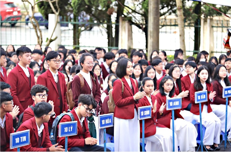 Học sinh Trường THPT Chuyên Thăng Long với niềm vui ngày khai giảng.