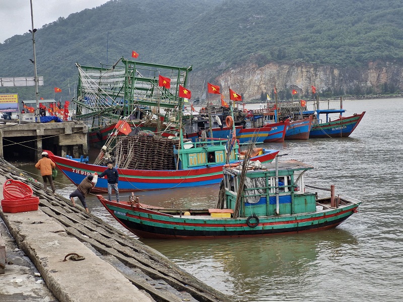 Tàu thuyền vào neo đậu, tránh trú bão tại Cảng cá Cửa Sót, huyện Lộc Hà