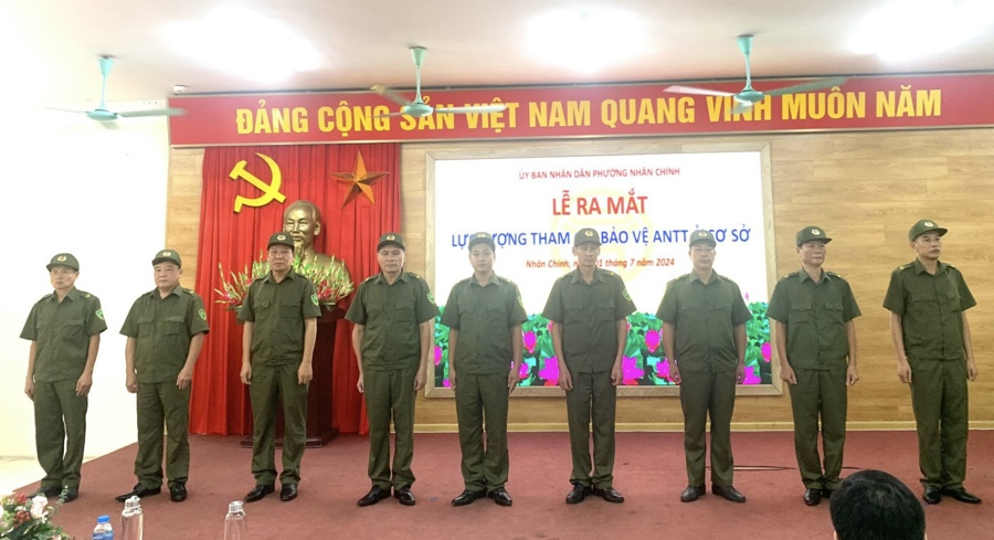 Phường Nhân Chính (quận Thanh Xuân) ra mắt các tổ bảo vệ an ninh trật tự ở cơ sở. Ảnh: Hồng Thái