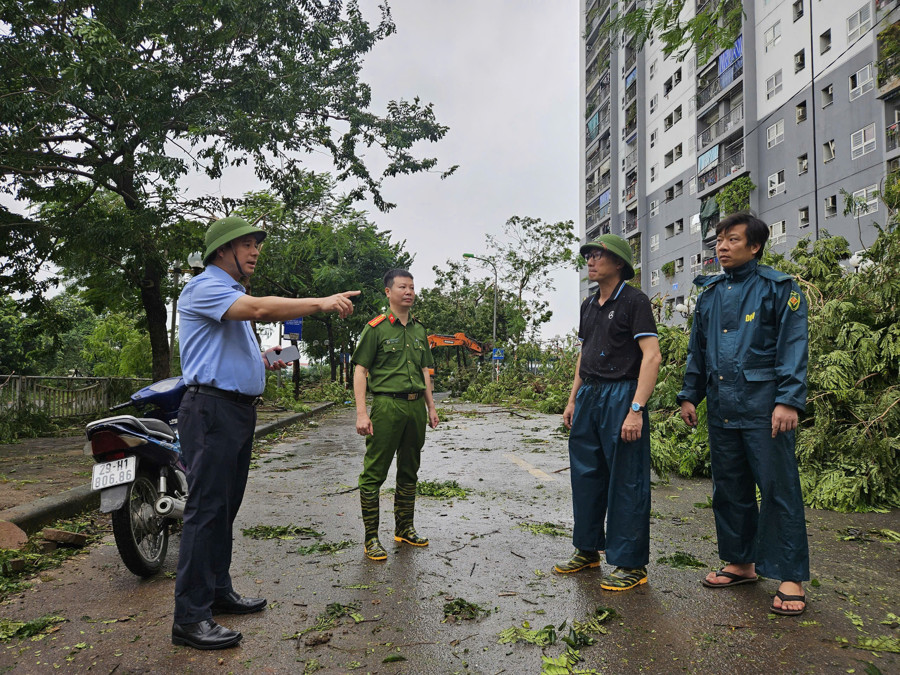 Chủ tịch UBND quận Hoàng Mai Nguyễn Minh Tâm chỉ đạo khắc phục hậu quả tại phường Định Công. Ảnh TA