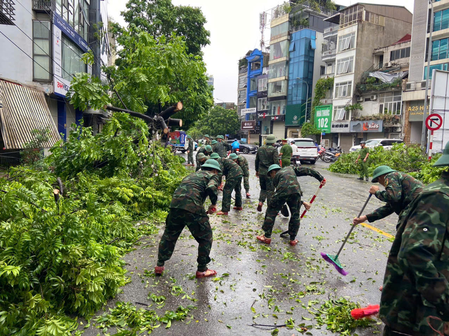 Lực lượng chức năng quận Ba Đình giải toả cây gãy đổ trong sáng 8/9/2024.