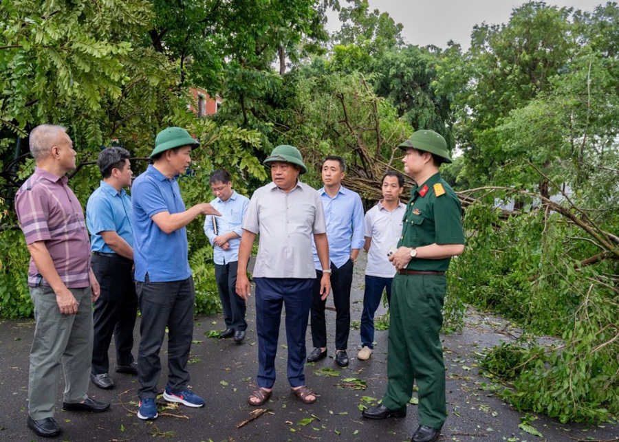 Chủ tịch UBND TP Hà Nội Trần Sỹ Thanh nghe các đơn vị chức năng báo cáo về công tác khắc phục hậu quả mưa bão.