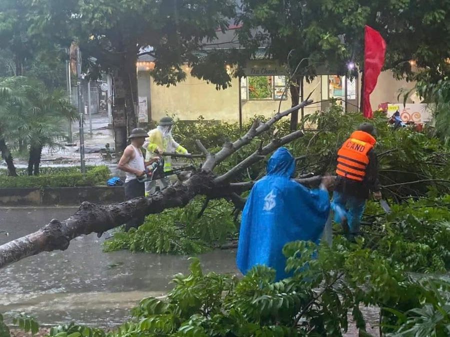 Các lực lượng chức năng trên địa bàn tỉnh Vĩnh Phúc đang tích cực triển khai công tác tìm kiếm cứu nạn, hỗ trợ người dân khắc phục hậu quả mưa bão. Ảnh Lương Giang. 